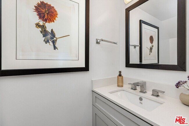 Foto del edificio - 2147 Beachwood Dr