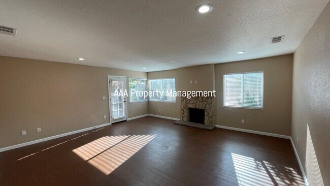 Building Photo - Concord Beautiful 3 bedroom 2 bath home Im...
