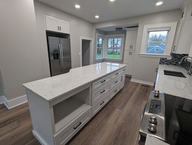 Building Photo - Updated Home in Pleasant Ridge