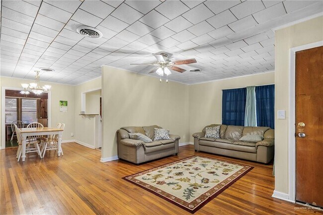 Foto del edificio - 518 E Kelly Ave