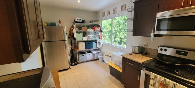 Cocina, nevera nueva, horno con freidora de aire. La mitad del estante de almacenamiento es para ti. - 4281 Lowell St