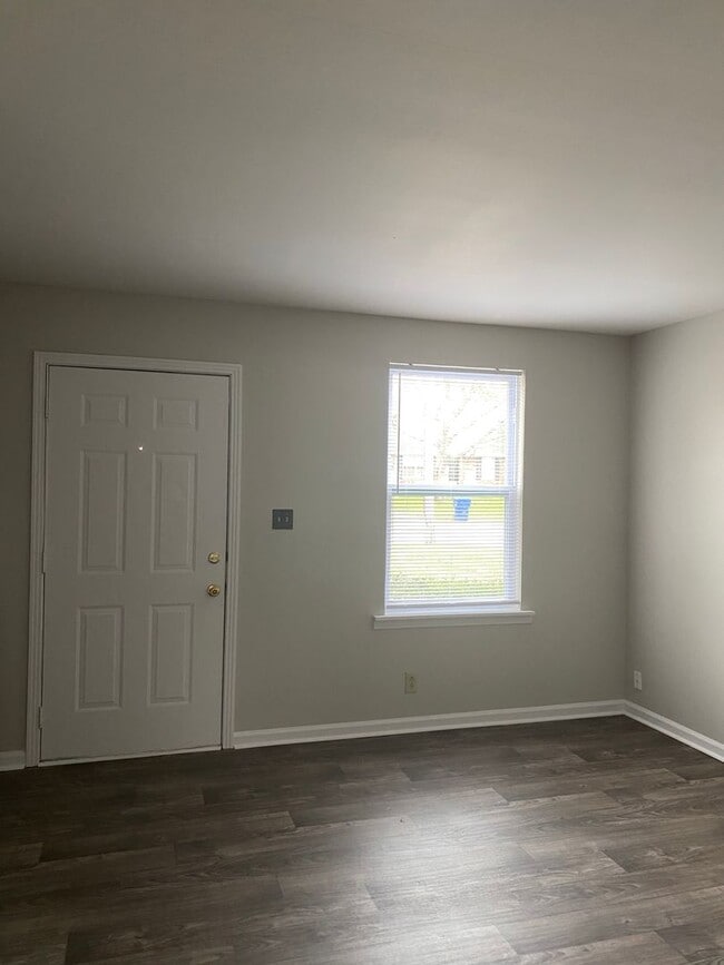 Building Photo - Move In Ready!!