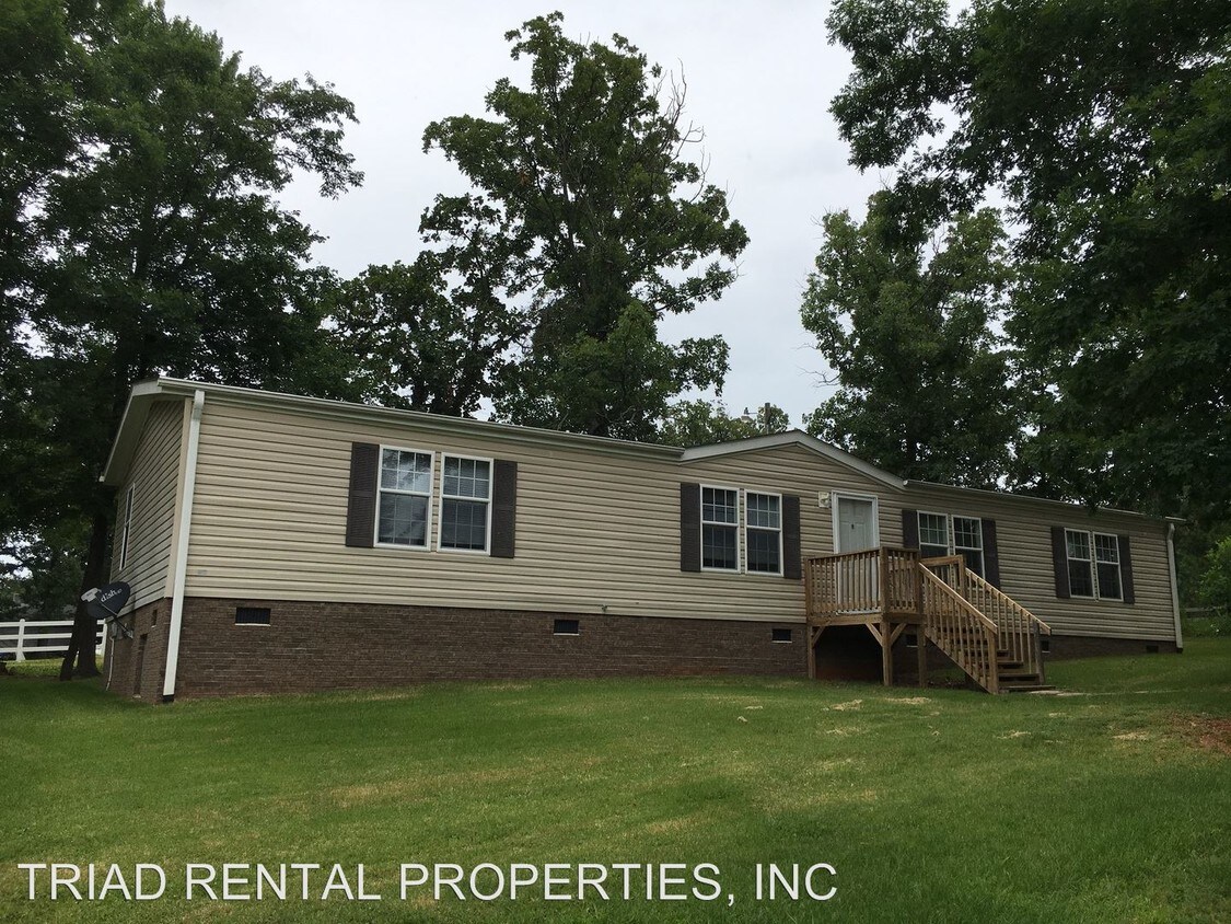 Primary Photo - 1423 Academy Road Ext