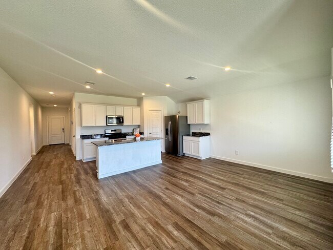 Building Photo - 1102 Rayburn Dr