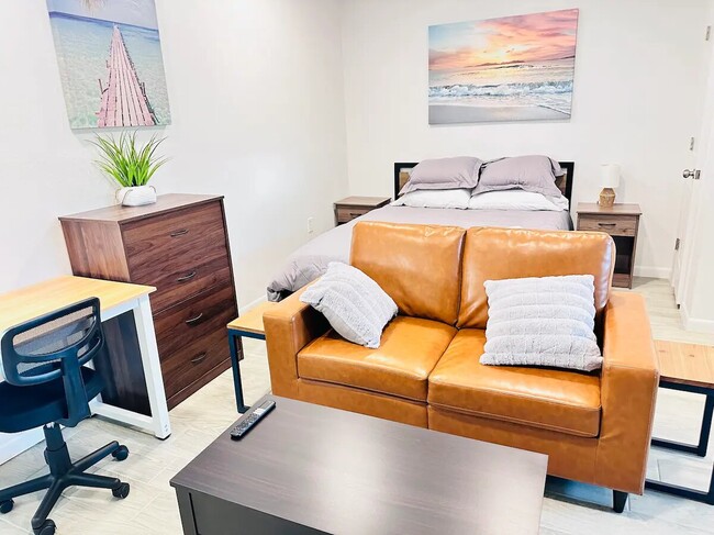 Estudio - 3919 Monroe Ave