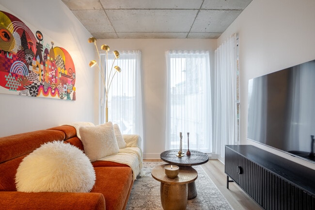 Building Photo - 450 Rue Saint-François-Xavier-SI ID1602291P