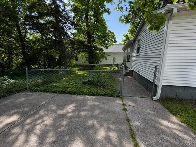 Building Photo - 1308 W Worley St