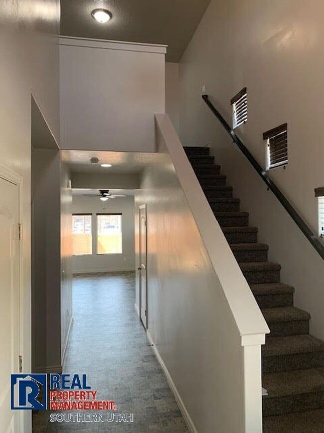 Building Photo - 4 Bedroom townhome
