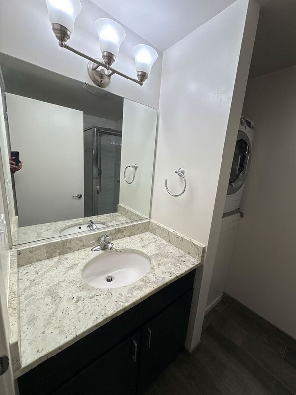 Foto del edificio - 344 N Charles St