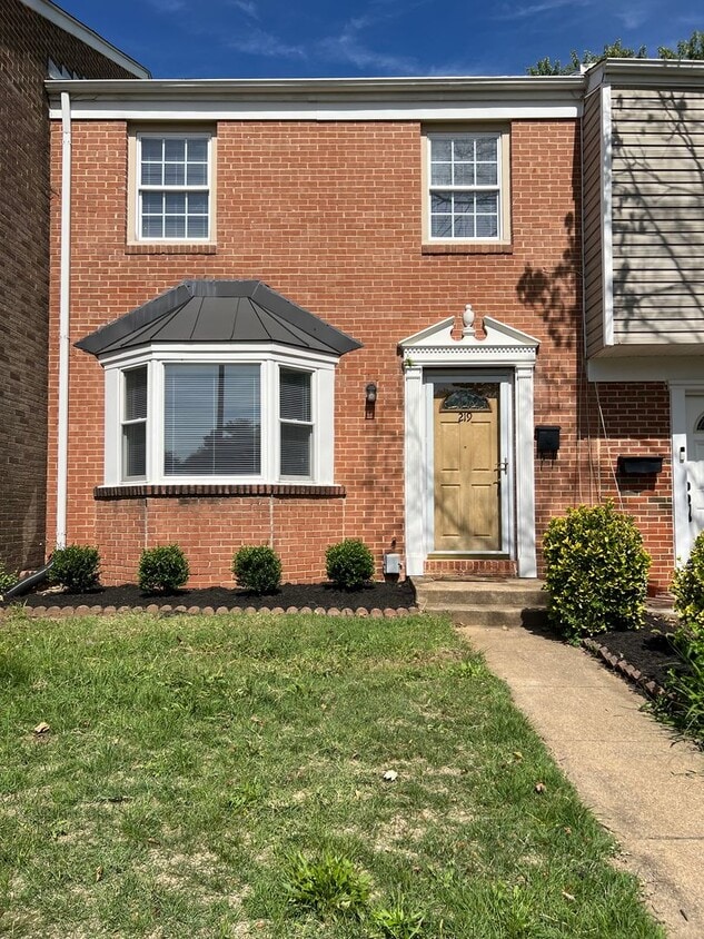Primary Photo - Leesburg Virginia Knolls Townhouse