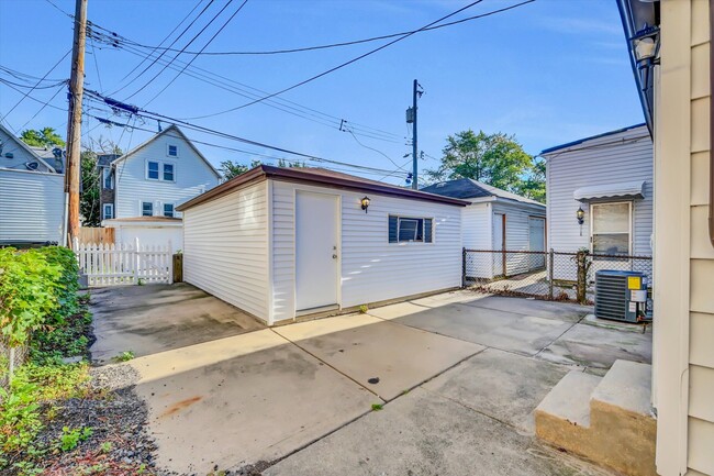 Building Photo - 4170 W Cornelia Ave