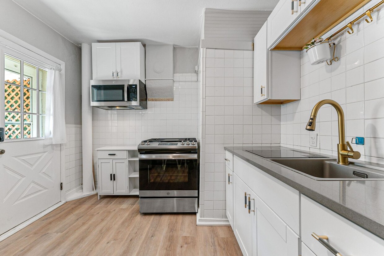 Primary Photo - Super cute 1 BR 1 bath unit with front and...