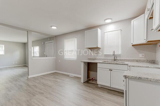 Building Photo - NOW OFFERING HALF OFF FIRST FULL MONTH IF ...