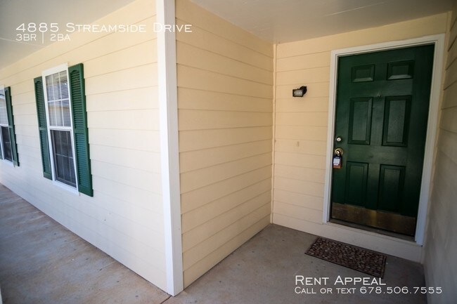 Building Photo - Newly Renovated Ranch with Private Backyard!