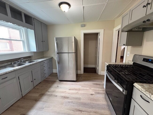 Foto del edificio - Spacious 3-Bedroom Home in West Akron with Appliances Included