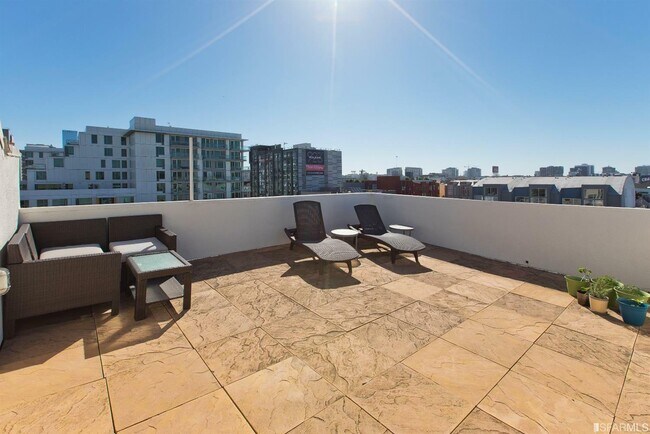 Building Photo - 469 Clementina St