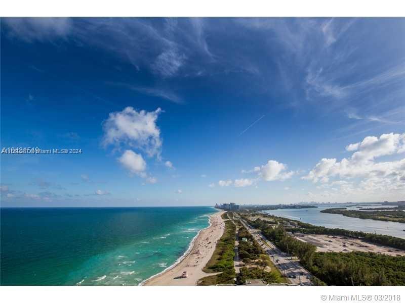 Foto principal - 15811 Collins Ave