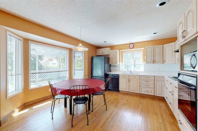 Photo du bâtiment - 4 Bed 3 Bath Unit in St. Albert, AB