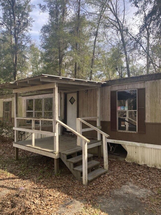 Building Photo - Handyman special 3 bed 2 bath Lease to pur...