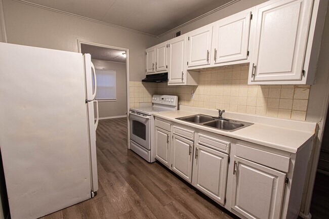Building Photo - 3 Bedroom/1 Bathroom House For Rent