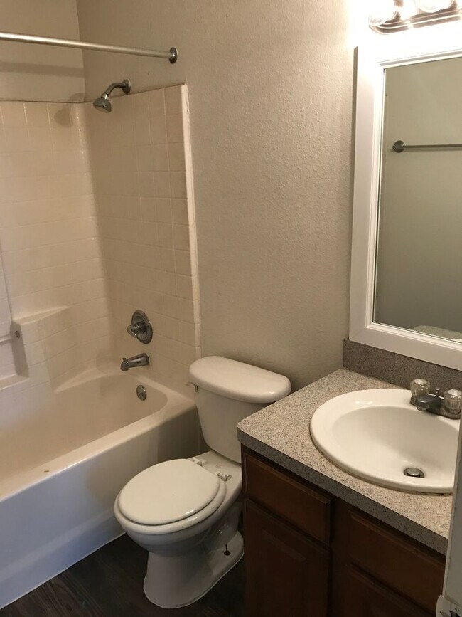 Building Photo - AVAILABLE NOW!!! Charming 3 bed, 2 bath, 1...