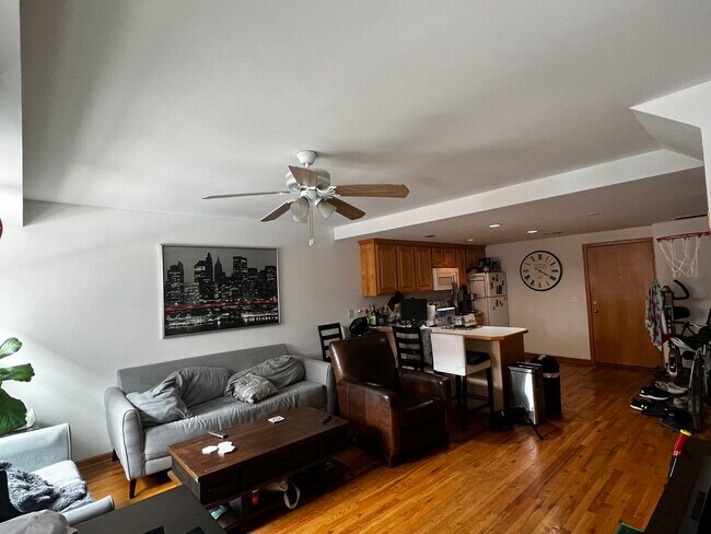 Building Photo - 867 W Buckingham Pl