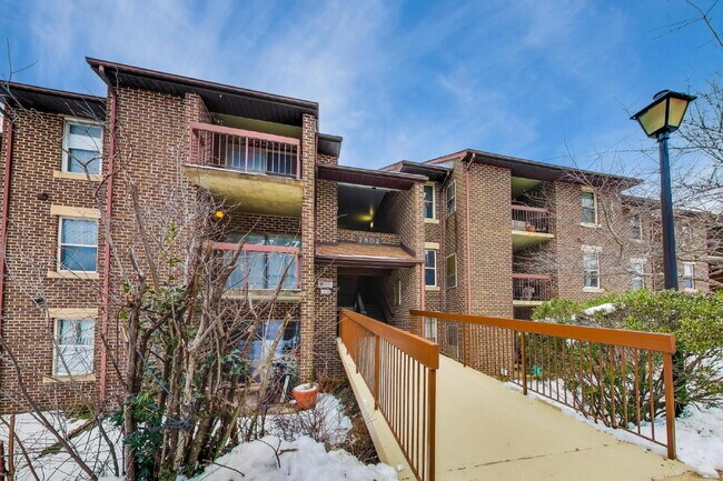 Building Photo - Spacious Updated Condo Available for Immediate Move-In