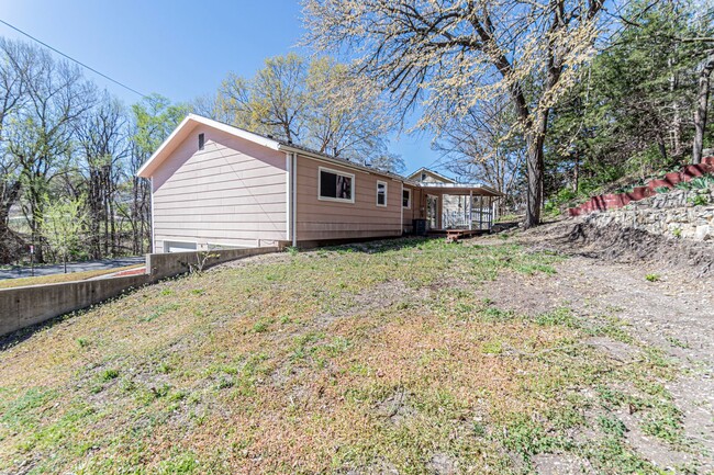 Building Photo - Spacious backyard