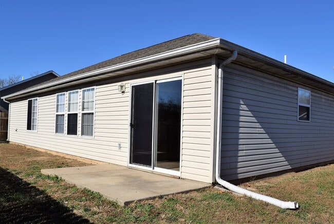 Building Photo - Spacious 3 bedroom 2 bathroom home