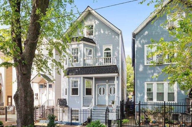 Building Photo - 3046 N Leavitt St