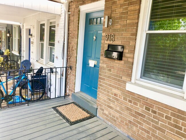 Foto del edificio - Beautiful 3 Bedroom / 2 Bathroom Townhome ...