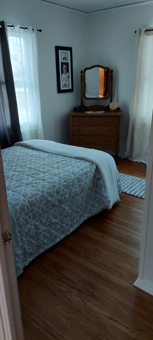 Bedroom - 1719 Oshkosh Ave