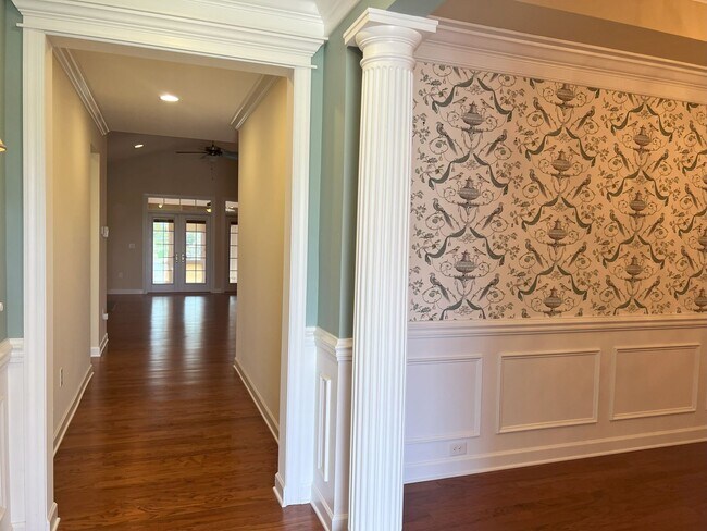 Foto del edificio - MARKET COMMON - 4 BEDROOM, 2.5 BATH HOME A...
