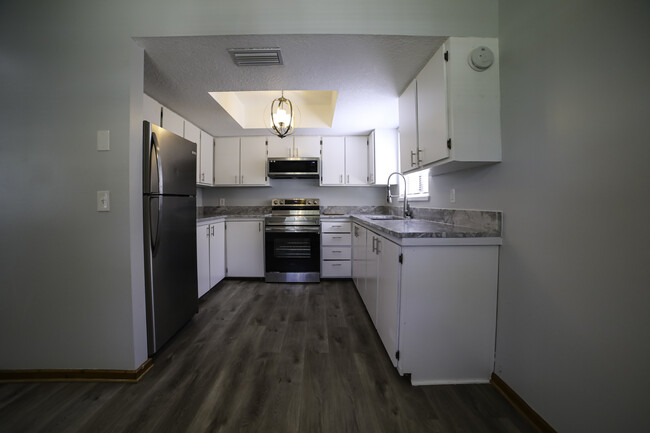 Newly renovated Kitchen-granite countertops - 203 6th St