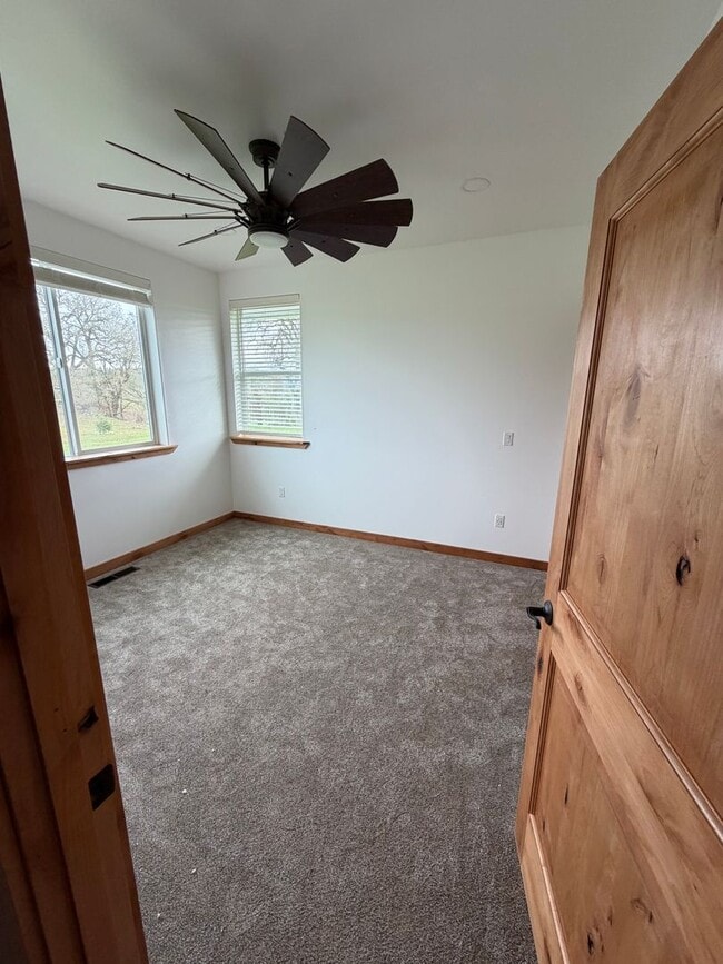 Foto del edificio - 3 bedroom 2 bath custom home