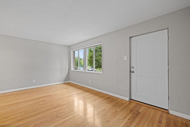 Building Photo - Charming 2 bedroom home near The Grove! In...