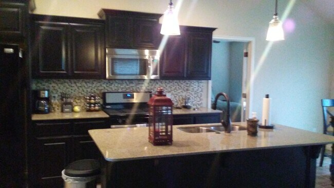 Building Photo - 3 bedroom home in a great neighborhood