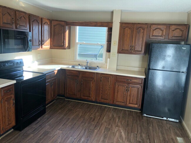 Building Photo - Affordable 3/1 with detached garage on qui...