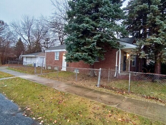 Building Photo - 3 bedroom 1 bathroom on the Eastside NOW A...