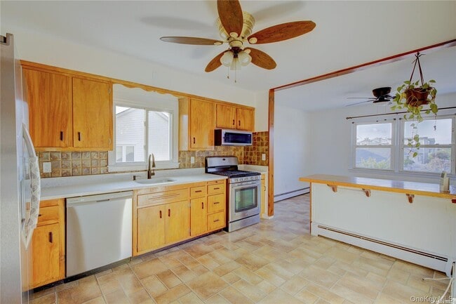 Building Photo - 670 W Beech St