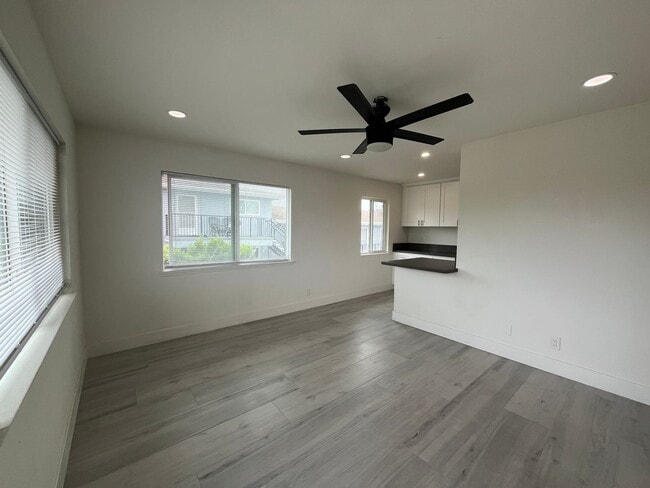 Building Photo - Beautifully Renovated Apartment Steps to the Beach - Washer/Dryer & Refrigerator included!