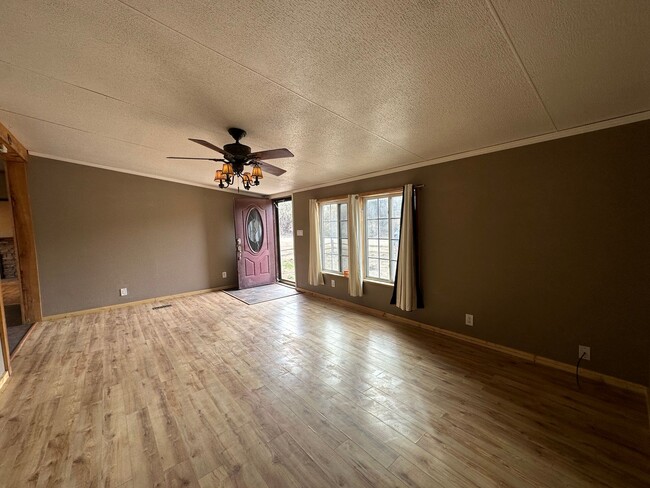 Foto del edificio - 3 Bedroom 2 Bathroom Double-Wide for Rent ...