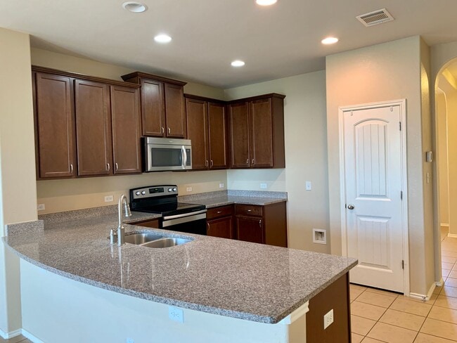 Foto del edificio - Spacious 5 Bedroom Home in Reserve at Westcreek