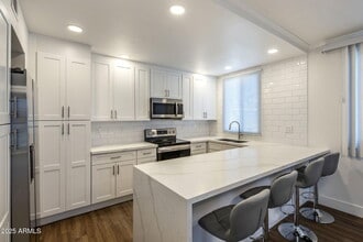 Building Photo - 6936 E 3rd St