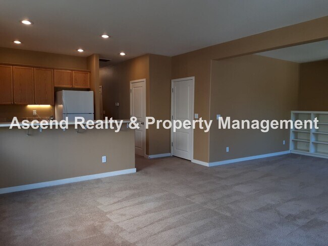 Foto del edificio - Tanasbourne Area 3 Bed Fenced Yard 1/2 Block to MAX Attached Garage 1 Small Pet Nego