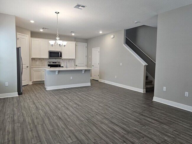 Foto del edificio - Coming Soon! Beautiful and Spacious 3 bedroom 2 bath Townhome With a Split Floor Plan in Winter G...