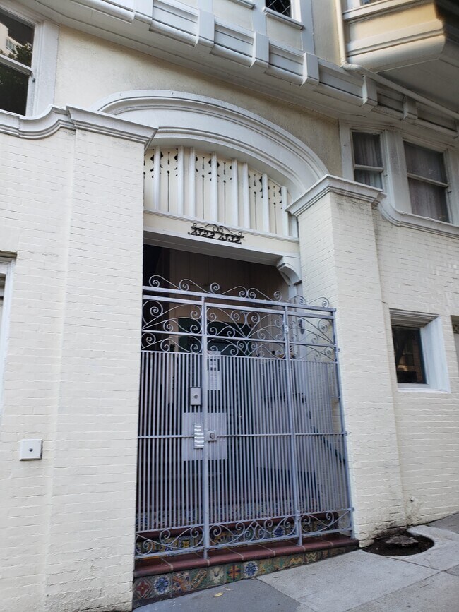 Building Photo - 1324 Sacramento St