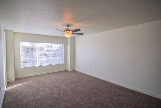 Building Photo - 698 E 500 S