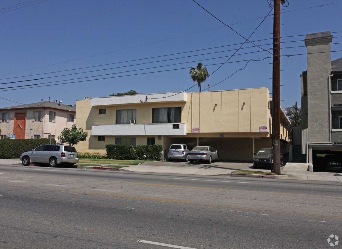 Building Photo - 13939 Vanowen St