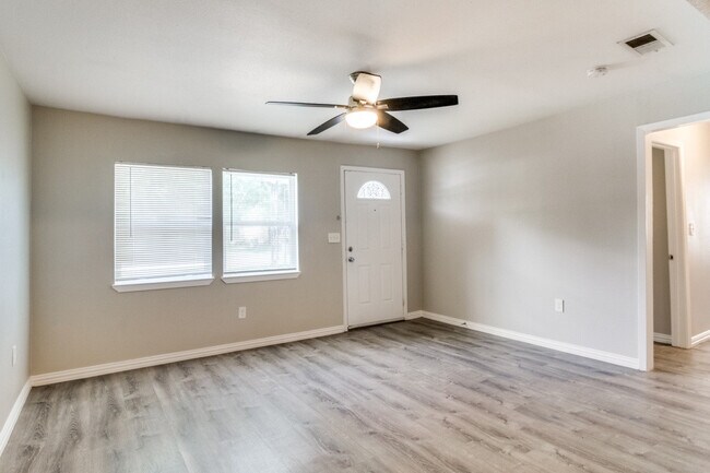 Sala de estar - 1516 Valley View St